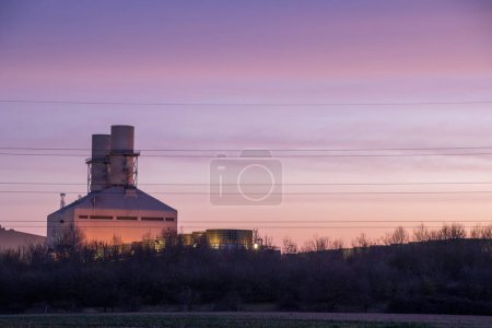 Foto de Central eléctrica con un hermoso cielo al atardecer. Foto de alta calidad - Imagen libre de derechos