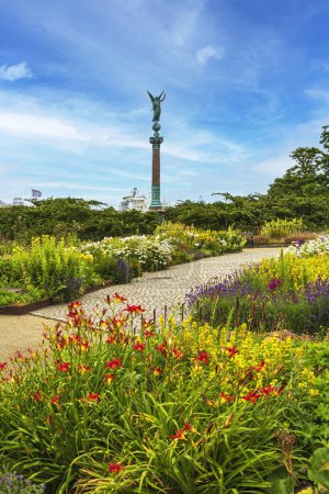 Schöne Blumenbeete in einem Park mit dem Iver Huitfeldt Memorial im Hintergrund. Hochwertiges Foto