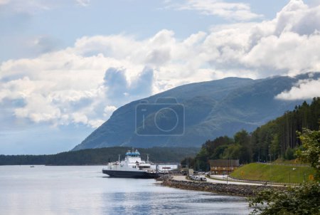 Die Autofähre legte auf der Insel Aukra in Norwegen an, die über den Molde-Fjord mit dem Festland verbunden war. Hochwertiges Foto