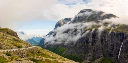 Blick auf Trollveggen Norwegen mit Wolken, die die Berge umkreisen. Hochwertiges Foto