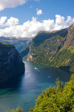 Téléchargez les photos : Vue du portrait surplombant le fjord Geiranger avec ciel bleu et nuages blancs. Photo de haute qualité - en image libre de droit