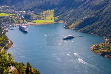 Téléchargez les photos : Vue panoramique sur le fjord Geiranger avec deux bateaux de croisière et des bateaux de tourisme plus petits. Photo de haute qualité - en image libre de droit