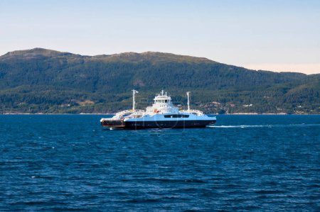Un ferry de coches en el fiordo de Molde Noruega que lleva coches y pasajeros. Foto de alta calidad