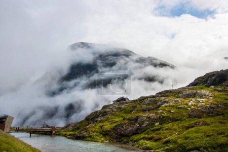 Wolken bedecken die Berge an der Aussichtsplattform auf Trollveggen Norwegen. Hochwertiges Foto