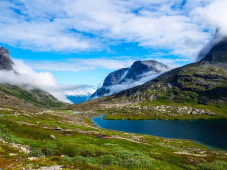 Berge, Seen und blauer Himmel über Trollveggen Norwegen an einem schönen Sommertag. Hochwertiges Foto
