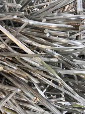 Téléchargez les photos : Aluminium recyclé à partir de câbles d'alimentation grade 1050 pur. Photo de haute qualité - en image libre de droit