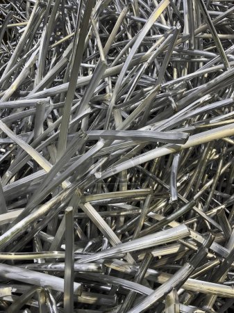 Téléchargez les photos : Tiges d'aluminium dans un tas aléatoire recyclé à partir de câbles d'alimentation. Photo de haute qualité - en image libre de droit