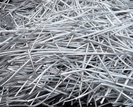 Téléchargez les photos : Vue paysage d'un grand tas de fils d'aluminium pur recyclés à partir de câbles d'alimentation. Photo de haute qualité - en image libre de droit
