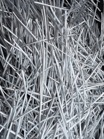 Téléchargez les photos : Vue portrait d'un grand tas de fils d'aluminium pur recyclés à partir de câbles d'alimentation industriels. Photo de haute qualité - en image libre de droit