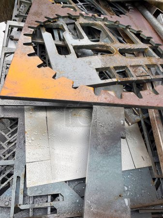 Téléchargez les photos : Débris de tôles d'acier dans un tas sur un site de recyclage. Photo de haute qualité - en image libre de droit