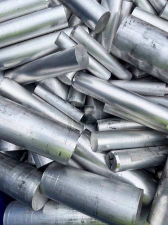 Téléchargez les photos : Barre de ferraille d'aluminium se termine prêt à être recyclé. Photo de haute qualité - en image libre de droit