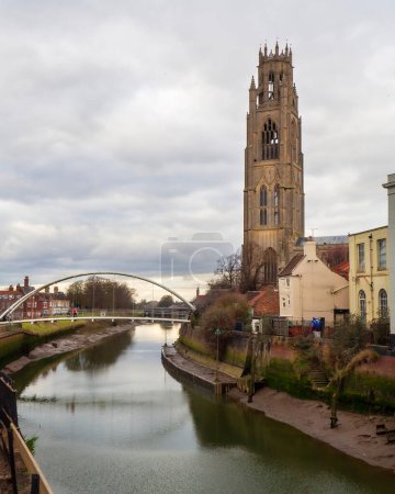 Vista a lo largo del río Witham en Boston Lincolnshire con la iglesia de St Botolph. Foto de alta calidad