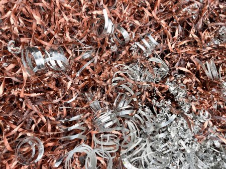 Vue du paysage des déchets de tournage de l'aluminium et du cuivre provenant d'une machine CNC. Photo de haute qualité