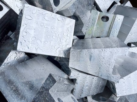 Téléchargez les photos : Des blocs de ferraille d'aluminium recouverts de gouttes de pluie provenant de la cour de recyclage. Photo de haute qualité - en image libre de droit