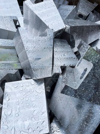 Téléchargez les photos : Blocs d'aluminium recouverts de gouttes de pluie. Photo de haute qualité - en image libre de droit