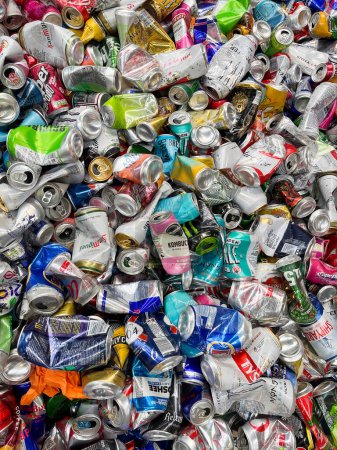 Foto de Stevenage, Reino Unido - Martes 5 de marzo de 2024: retrato de un montón de latas de aluminio usadas en una instalación de reciclaje. Foto de alta calidad - Imagen libre de derechos