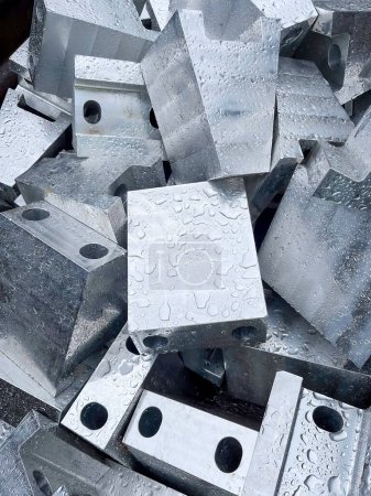 Téléchargez les photos : Blocs d'aluminium recouverts d'eau de pluie fond texturé. Photo de haute qualité - en image libre de droit