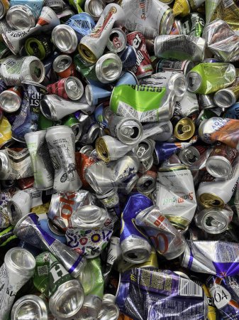 Foto de Stevenage, Reino Unido - Martes 5 de marzo de 2024: Muchas latas de aluminio listas para ser recicladas. Foto de alta calidad - Imagen libre de derechos