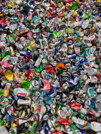 Foto de Stevenage, Reino Unido - Martes 5 de marzo de 2024: disposición plana de contenedores de bebidas de aluminio usados en una instalación de reciclaje. Foto de alta calidad - Imagen libre de derechos