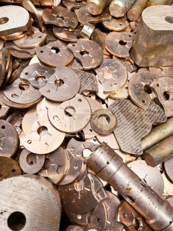 Desechos de cojinetes de bronce de un proceso de fabricación. Foto de alta calidad