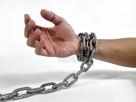 Téléchargez les photos : Les mains d'un homme enchaînées par des chaînes de fer - en image libre de droit