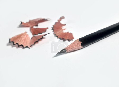 Téléchargez les photos : Photo d'un crayon qui a été aiguisé et prêt à être utilisé pour écrire dans un carnet 2 - en image libre de droit