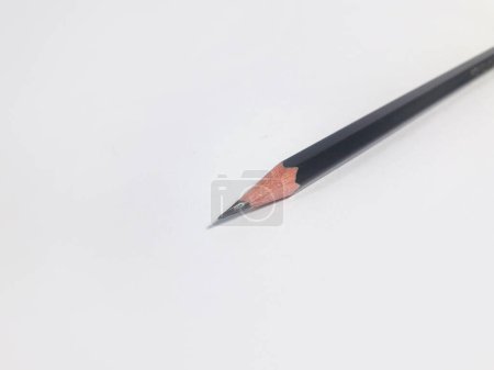 Téléchargez les photos : Photo d'un crayon qui a été aiguisé et prêt à être utilisé pour écrire dans un carnet - en image libre de droit