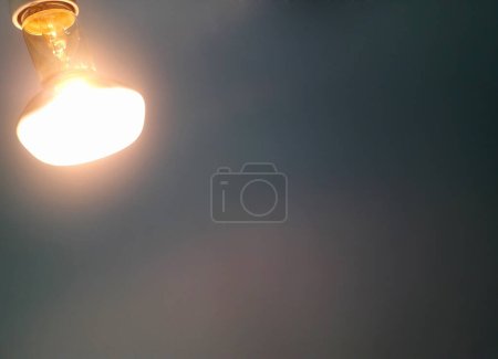 Foto de La bombilla caliente está encendida y está en la esquina de la foto - Imagen libre de derechos