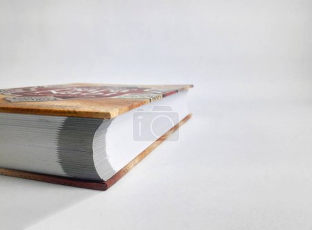 der Rand eines dicken Buches auf weißem Hintergrund 2