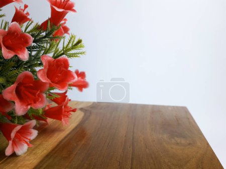 Blumen auf einem Tisch aus Teakholz und weißer Raum zum Schreiben