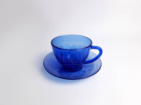 Tasse aus blauem Glas auf isoliertem weißem Hintergrund