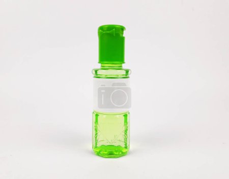 Eukalyptusöl in einer kleinen grünen Flasche auf einem isolierten weißen Hintergrund