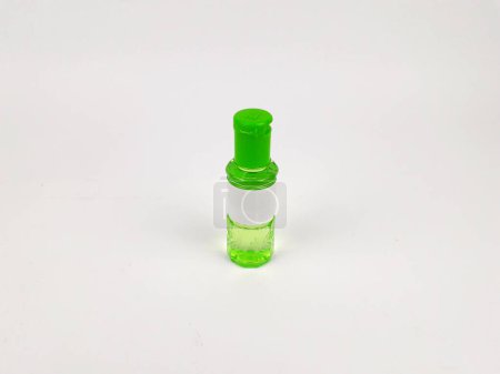 Eukalyptusöl in einer kleinen grünen Flasche auf einem isolierten weißen Hintergrund