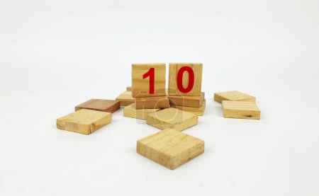 el número 10 escrito en madera son rectangulares y tienen un fondo blanco