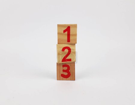le numéro 123 inscrit sur bois est rectangulaire et a un fond blanc