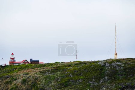 Téléchargez les photos : Station marine chilienne sur l'île Hoorn composée d'un phare, résidence, petite chapelle et bâtiment utilitaire, Cap Horn, Chili, Amérique du Sud - en image libre de droit