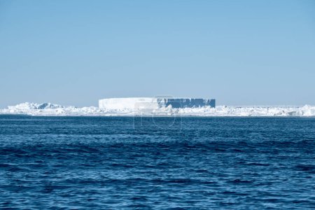Foto de Iceberg triangular perfecto a la deriva en el Océano Austral al sur de la Península Antártica - Imagen libre de derechos