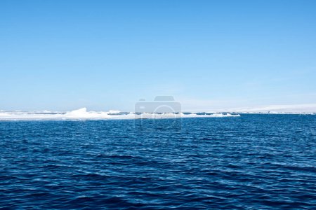 Foto de El mar se encuentra con el hielo en la Antártida - Imagen libre de derechos