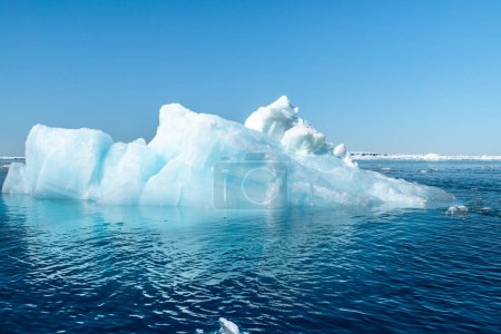 Foto de Un iceberg azul a la deriva en el mar de Weddell cerca de la isla Snow Hill al este de la península Antártica, Antártida - Imagen libre de derechos