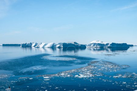 Téléchargez les photos : Icebergs bleus dérivant dans l'océan Austral, Antarctique - en image libre de droit