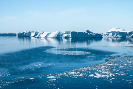 Fondre des icebergs près de la côte de l'île Ross, verser de l'eau dans la mer