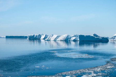 Téléchargez les photos : Icebergs tabulaires bleus parfaits dérivant au large des côtes de l'île Ross pendant l'été en Antarctique - en image libre de droit