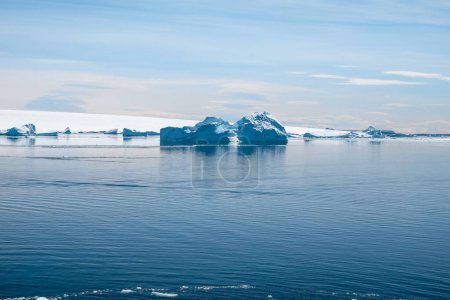 Foto de Colores azules prístinos de los icebergs antárticos y las aguas del mar en un día soleado brillante - Imagen libre de derechos