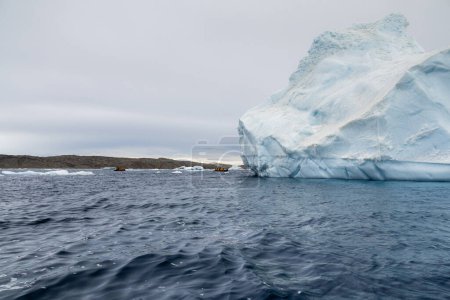Téléchargez les photos : Deux bateaux du zodiaque se dirigeant vers un grand iceberg dans la mer de Weddell, Terre Graham, Antarctique - en image libre de droit