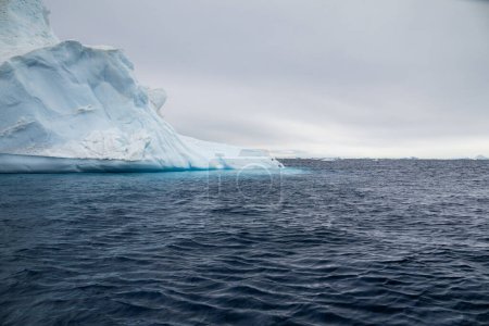 Foto de Vista del paisaje antártico con un enorme iceberg y su reflejo en el agua - Imagen libre de derechos