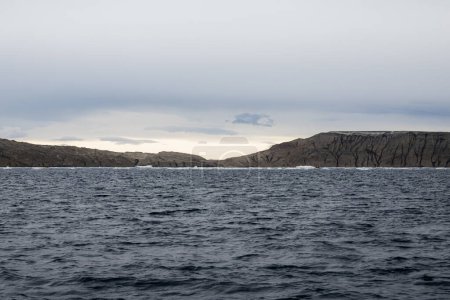 Vista de la isla Seymour en un día nublado