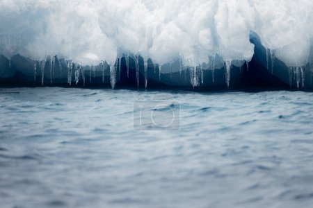 Foto de Primer plano de los carámbanos de iceberg que se forman por fusión y recongelación - Imagen libre de derechos