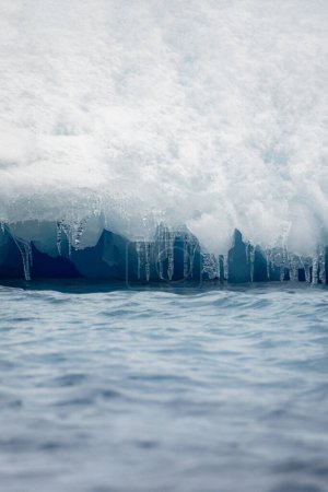 Foto de Icicles forming from melting ice and refreezing on the iceberg, shot at Weddell Sea, Antarctica - Imagen libre de derechos