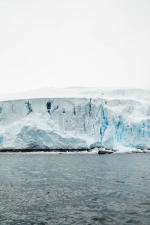 Téléchargez les photos : Plan vertical d'un glacier en Antarctique - en image libre de droit