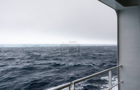 Blick auf den A23a Eisberg vom Kreuzfahrtschiff südlich der Clarence Island, Weddell Sea, Antarktis